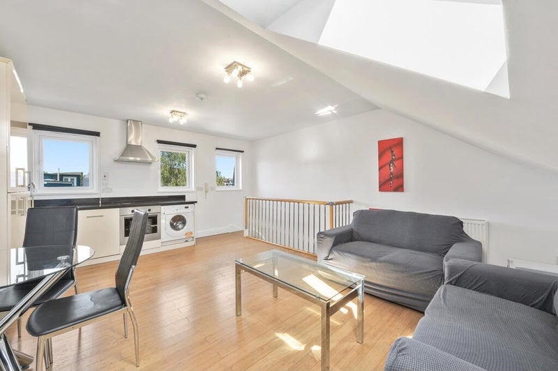 Room Hartfield Road in Greater London