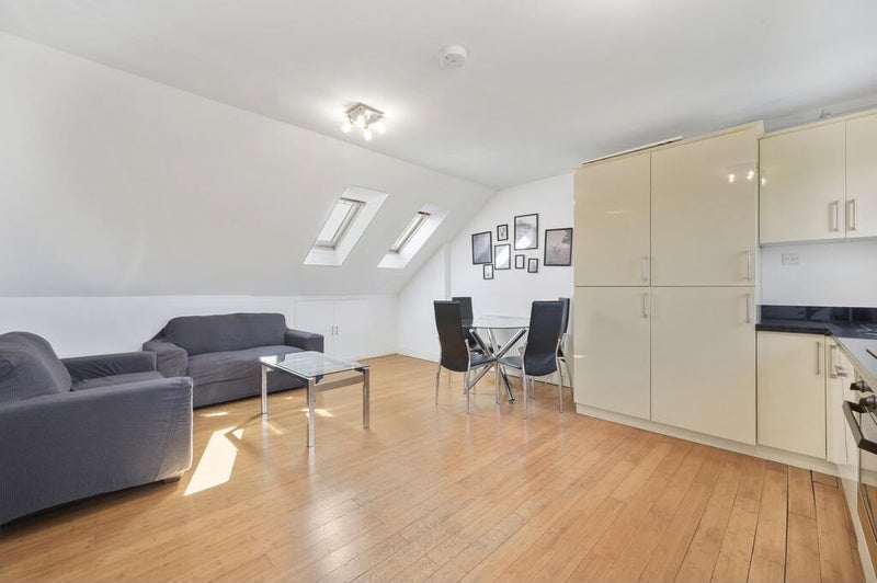 Room Hartfield Road in Greater London