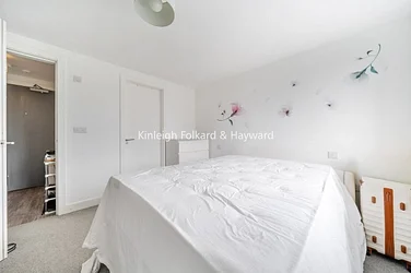 Flat Elmfield Road in Greater London