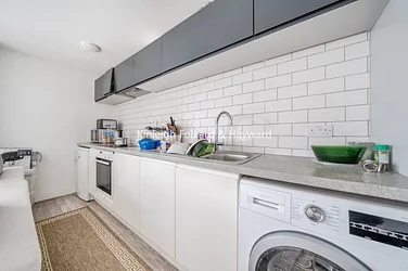 Flat Elmfield Road in Greater London