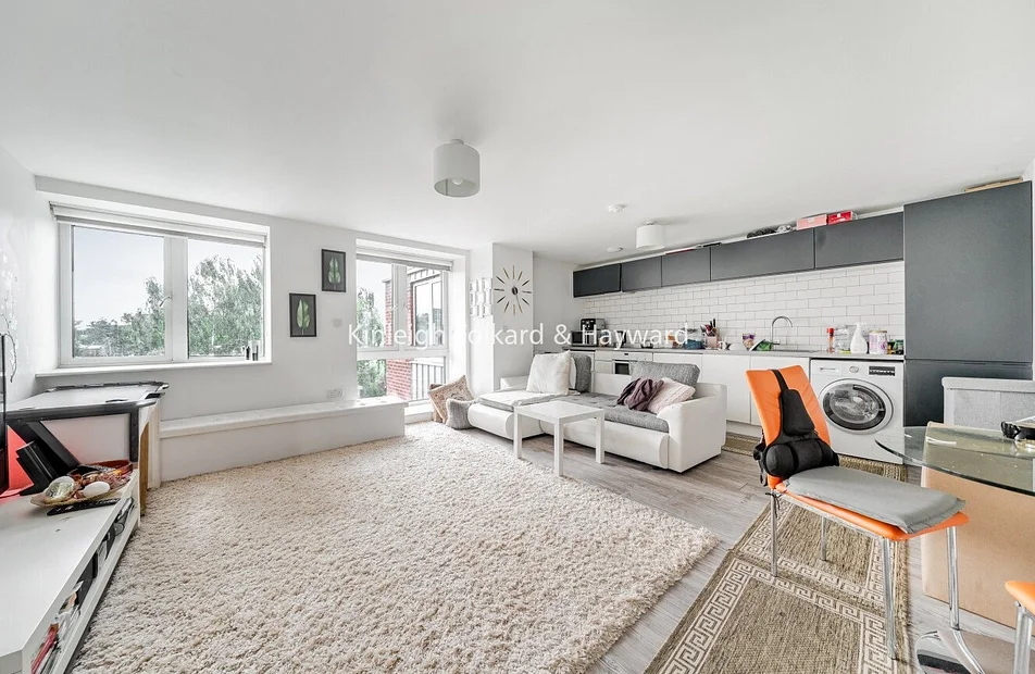 Flat Elmfield Road in Greater London