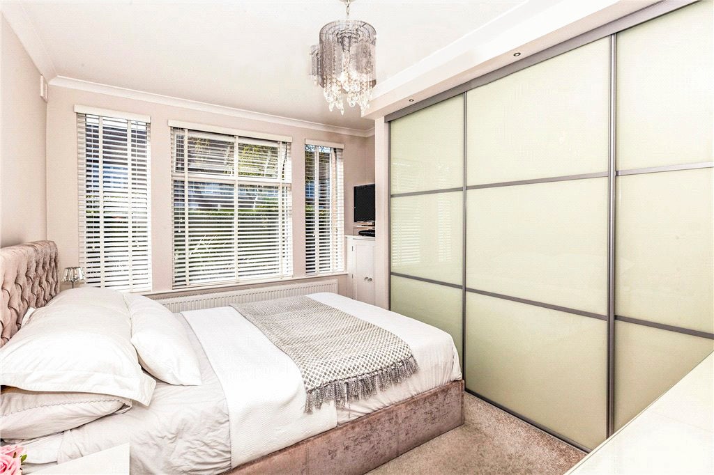 Flat Avondale Avenue in Borough of Spelthorne
