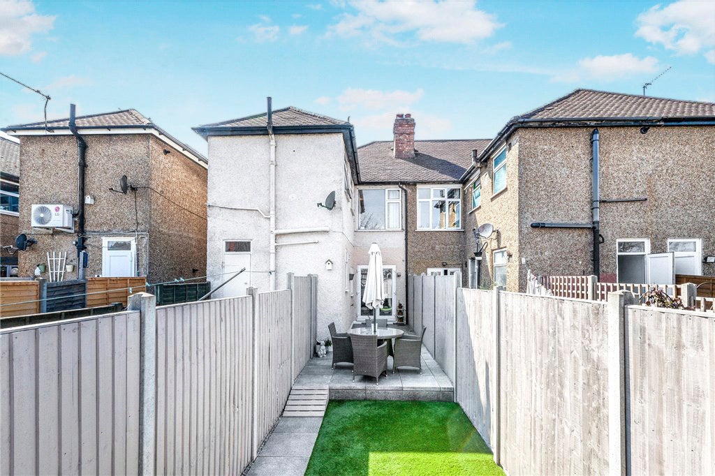 Flat Avondale Avenue in Borough of Spelthorne