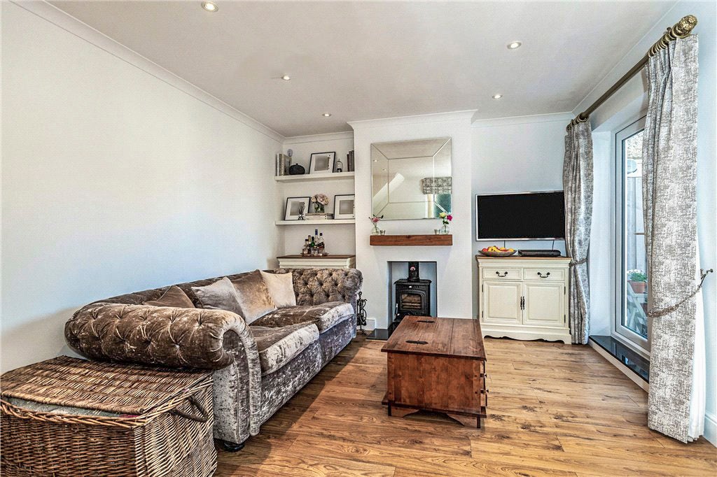 Flat Avondale Avenue in Borough of Spelthorne