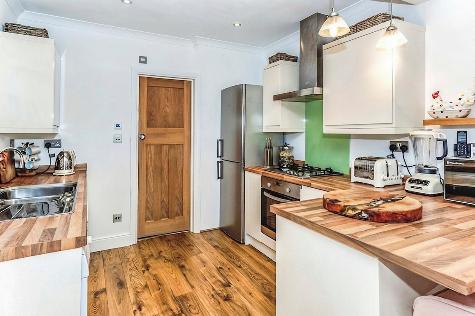 Flat Avondale Avenue in Borough of Spelthorne