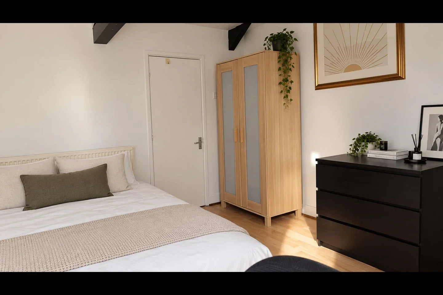 Room Clapham Road in Greater London