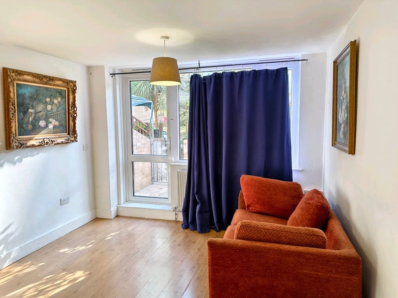 Room Downfield Close in City of Westminster