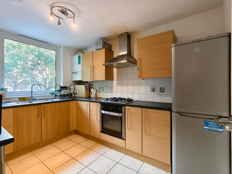 Room Downfield Close in City of Westminster