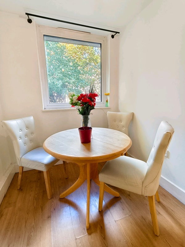 Room Downfield Close in City of Westminster