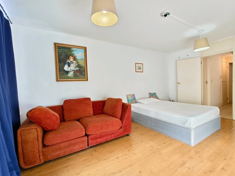 Room Downfield Close in City of Westminster