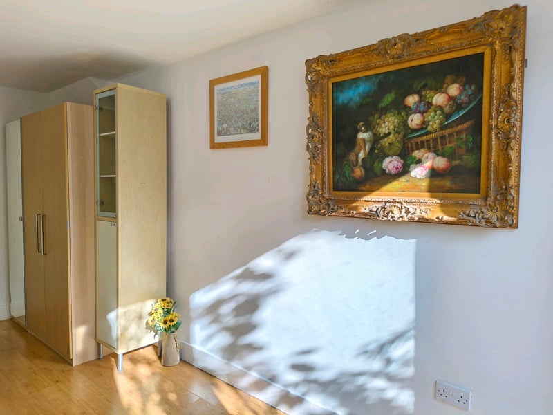 Room Downfield Close in City of Westminster