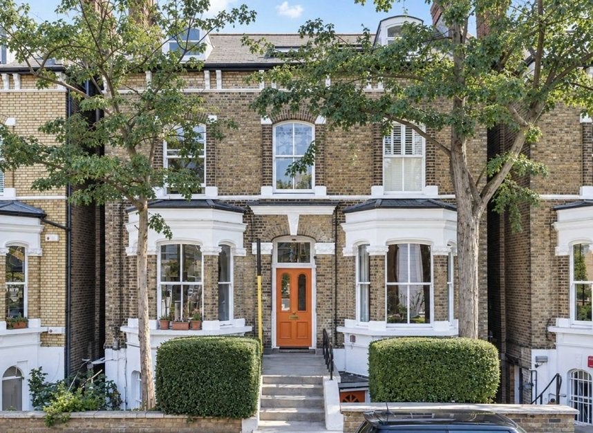 Flat Gauden Road in Greater London