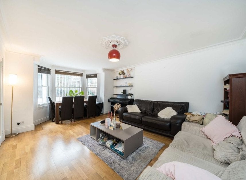 Flat Gauden Road in Greater London