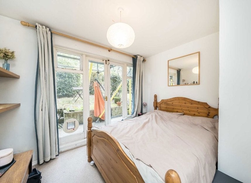 Flat Gauden Road in Greater London