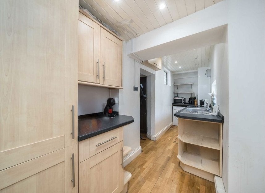 Flat Gauden Road in Greater London
