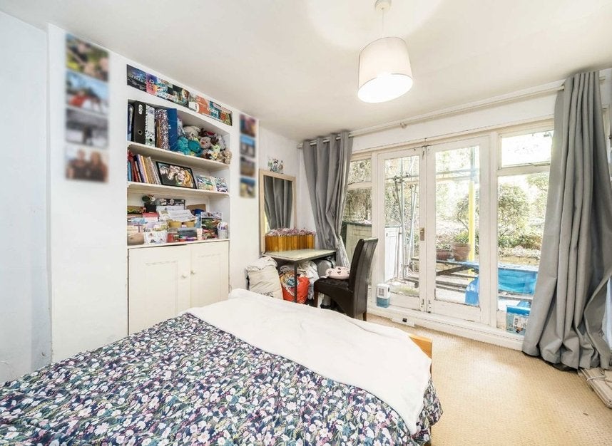 Flat Gauden Road in Greater London