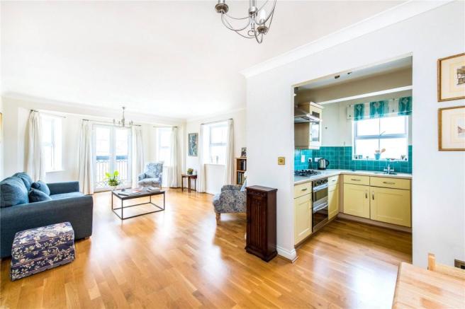 Flat Pinner Road in Greater London