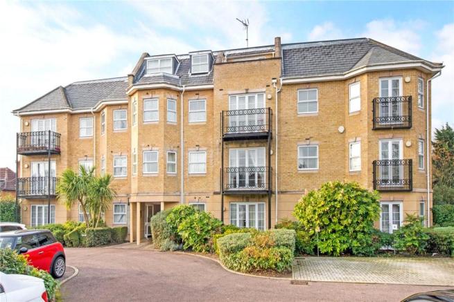 Flat Pinner Road in Greater London