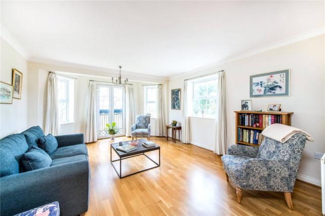 Flat Pinner Road in Greater London
