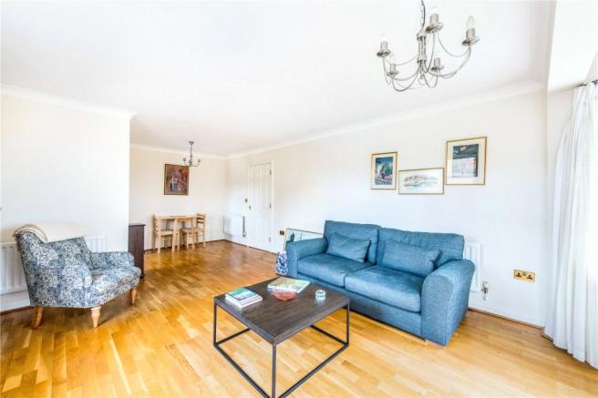 Flat Pinner Road in Greater London
