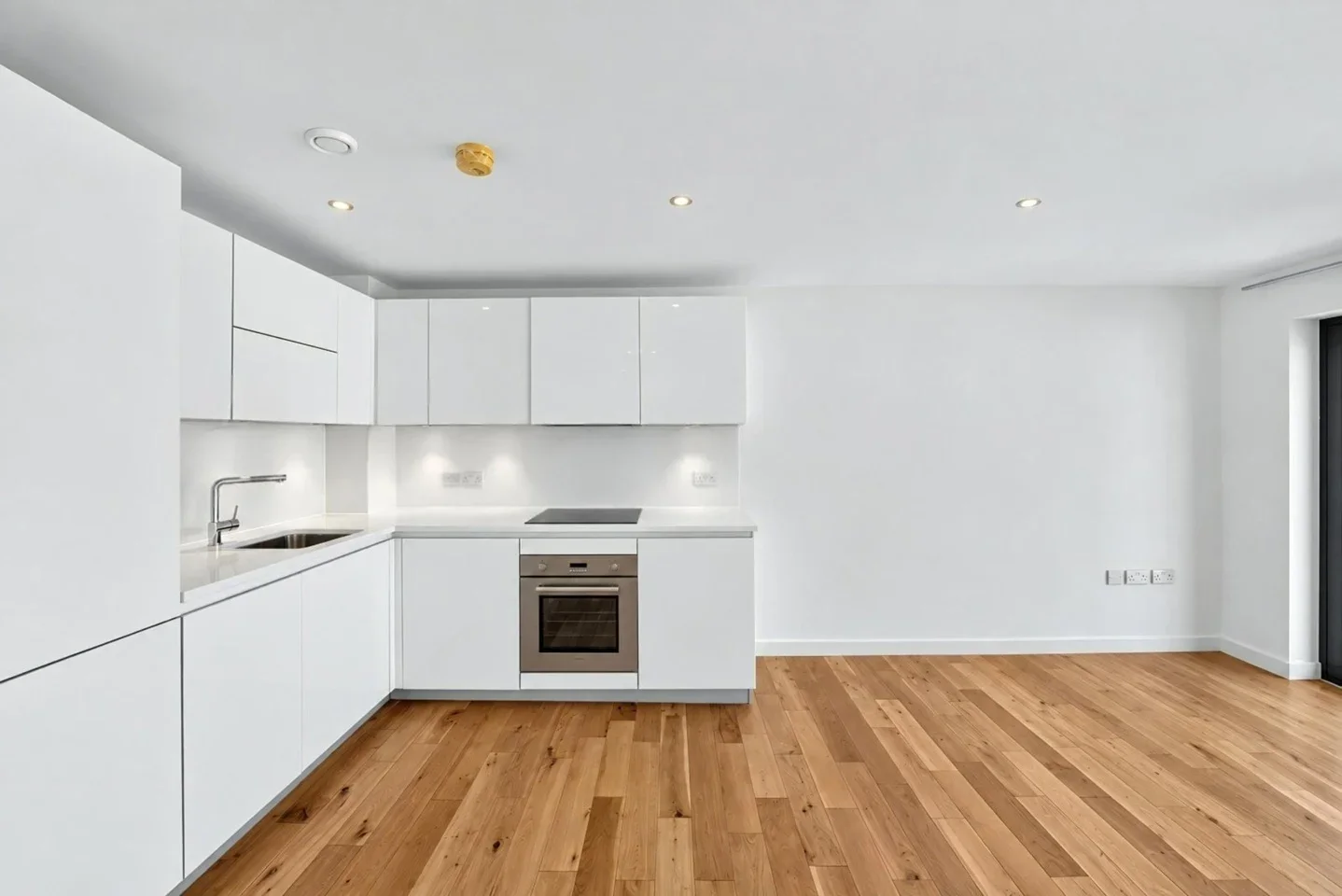 Flat Crawshay Road in Greater London