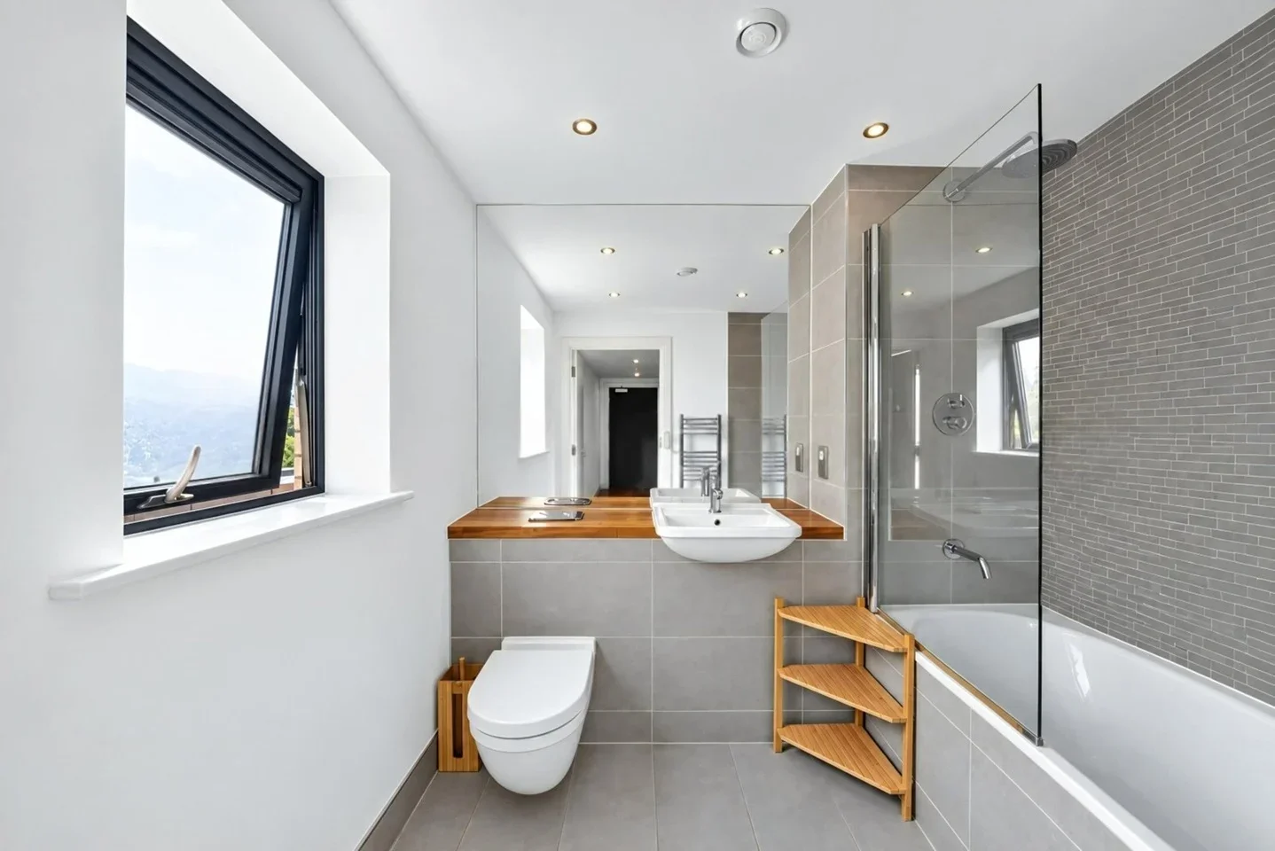 Flat Crawshay Road in Greater London