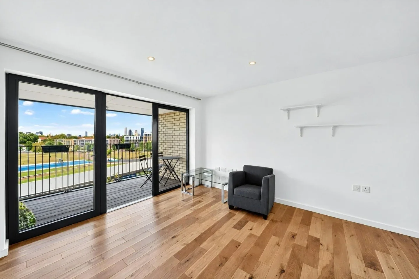 Flat Crawshay Road in Greater London