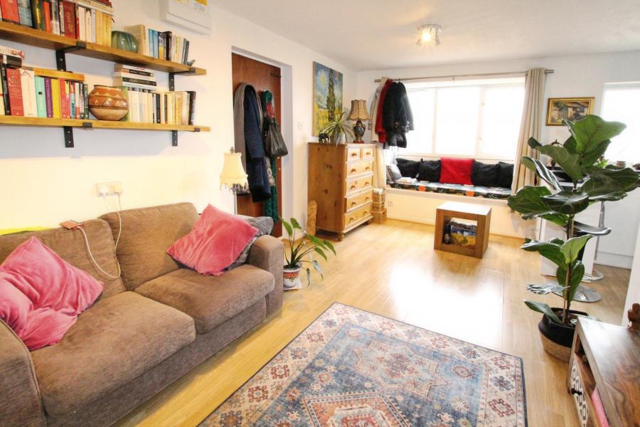 Flat Tom Price Close in Cheltenham