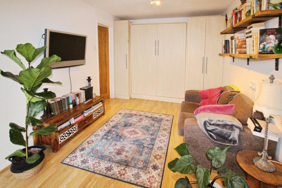 Flat Tom Price Close in Cheltenham