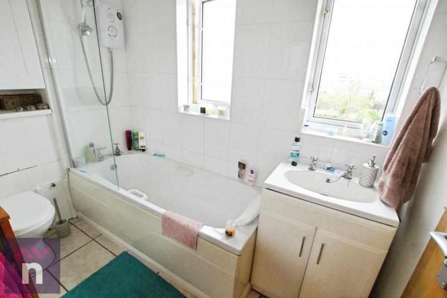 Flat Tom Price Close in Cheltenham