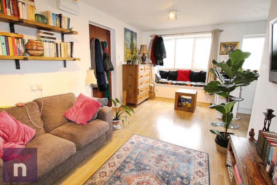 Flat Tom Price Close in Cheltenham