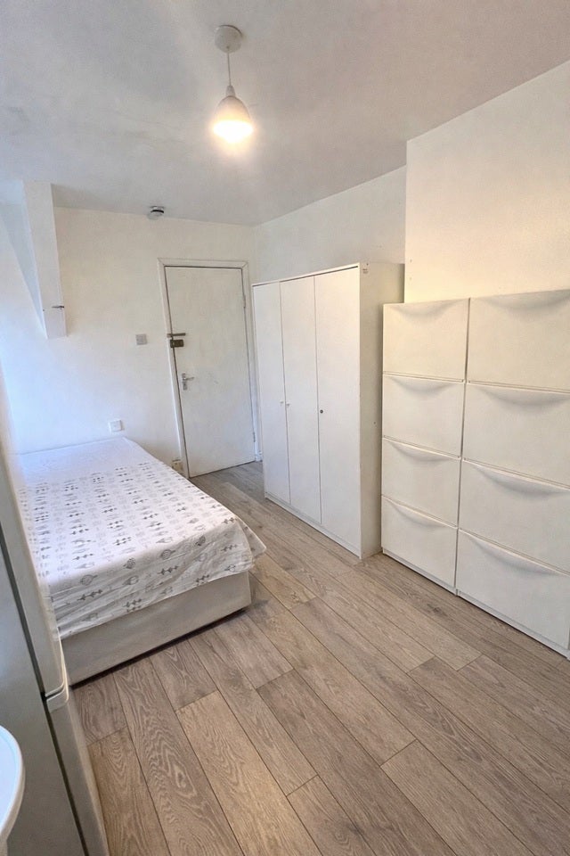 Room Neasden Lane North in Greater London