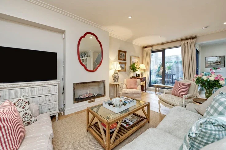 Flat Queen's Gate Mews in Greater London
