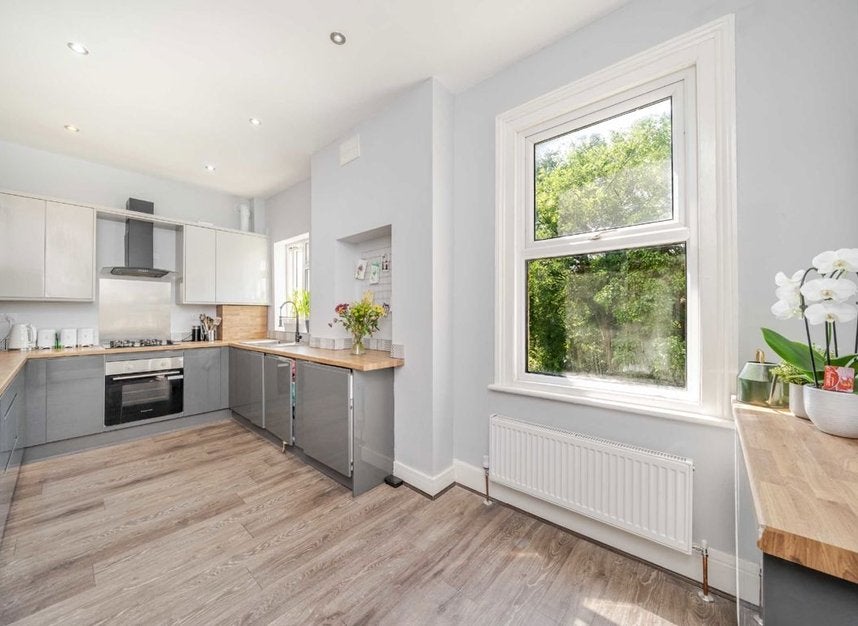 Flat Saint James's Drive in Greater London