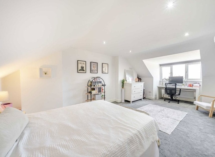 Flat Saint James's Drive in Greater London