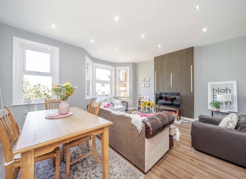 Flat Saint James's Drive in Greater London
