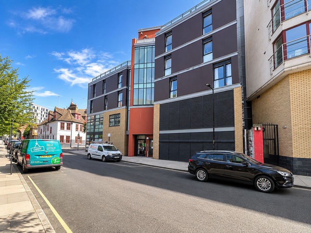Flat Pocock Street in Greater London