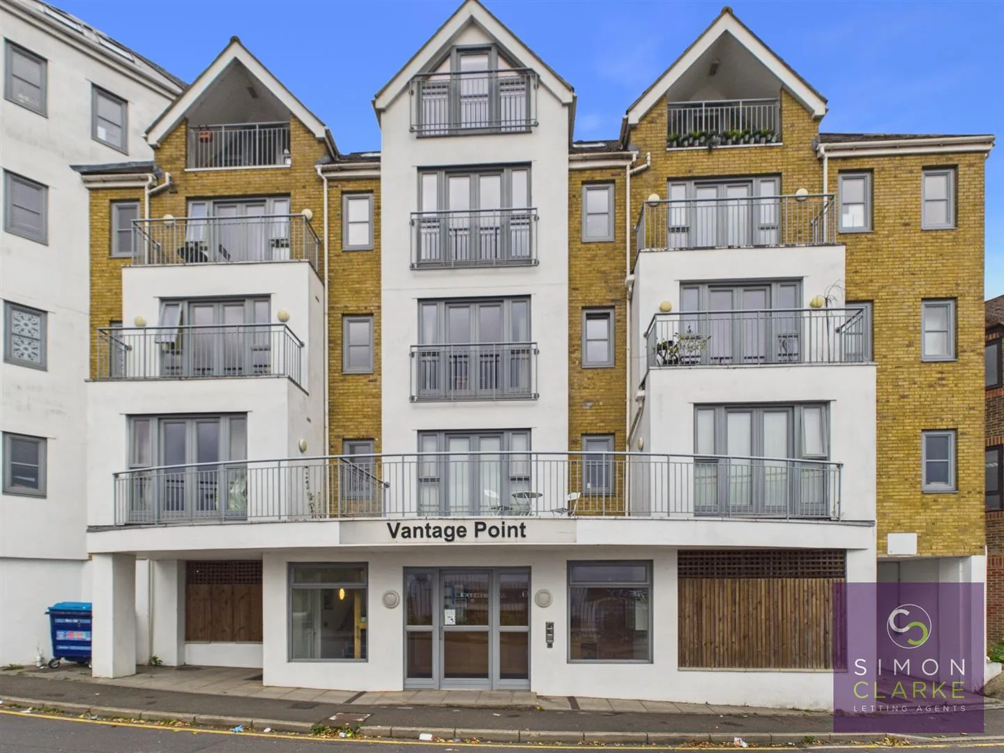 Flat Victors Way in Greater London