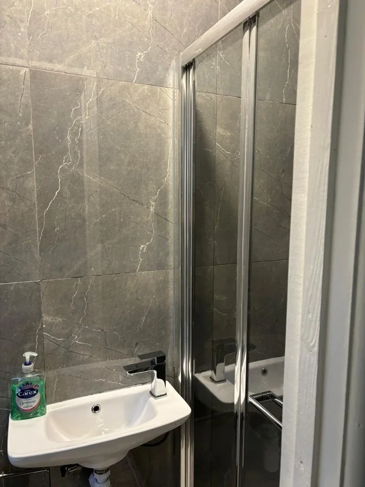 Room Glenny Road in Greater London