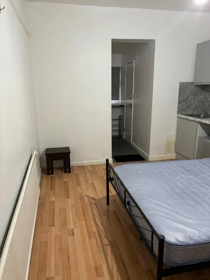 Room Glenny Road in Greater London