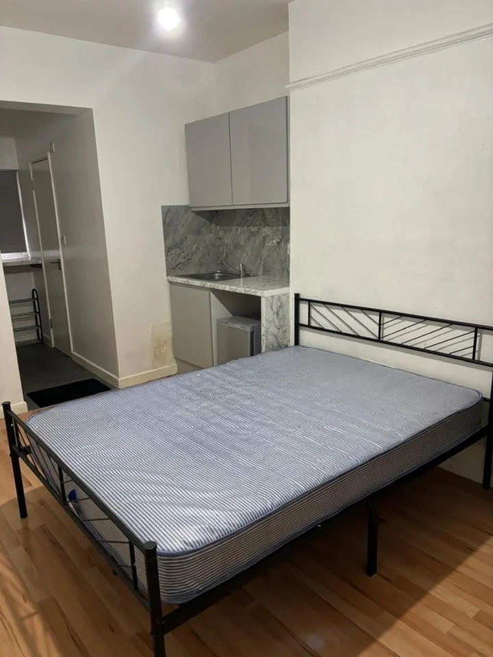 Room Glenny Road in Greater London