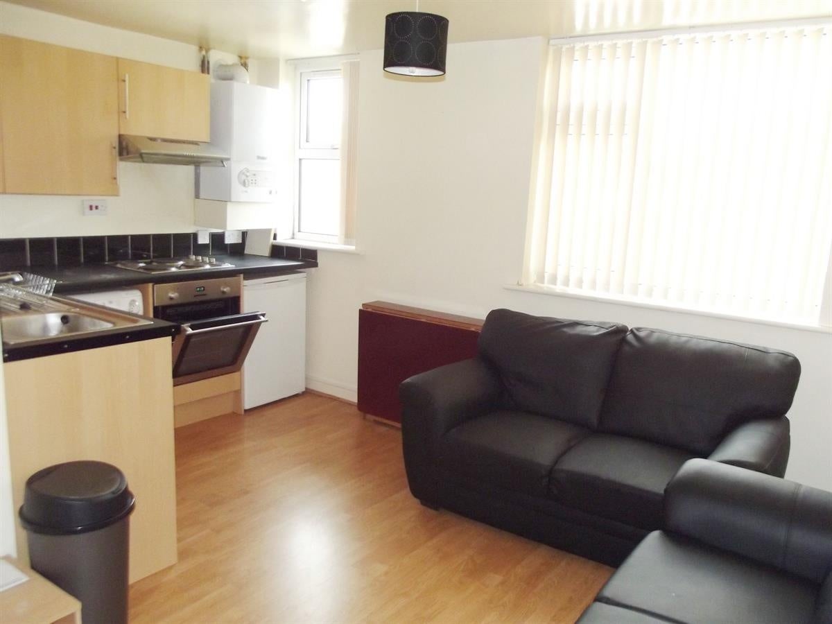 Room Birchfields Road in Manchester
