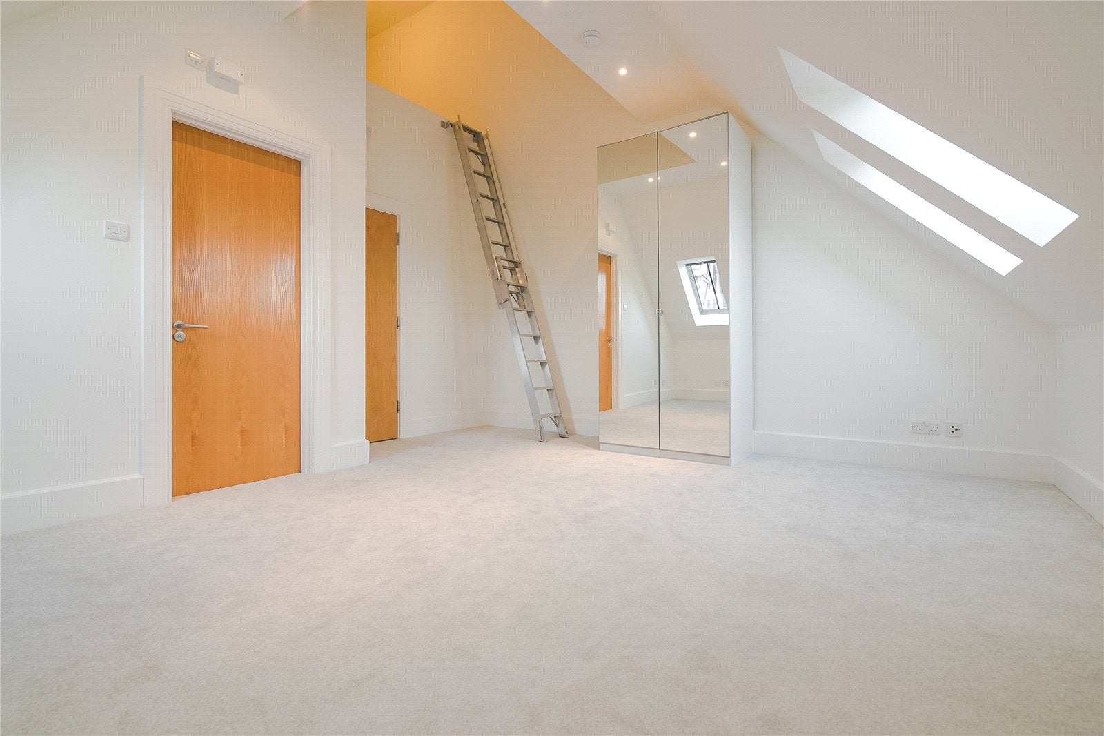 Flat Mortlake High Street in Greater London