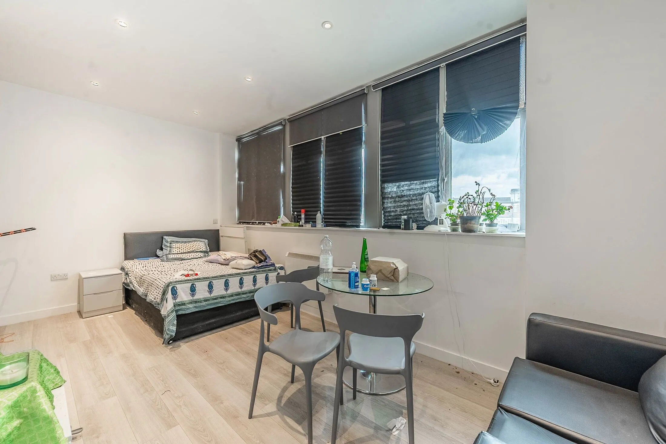 Flat Imperial Drive in Greater London