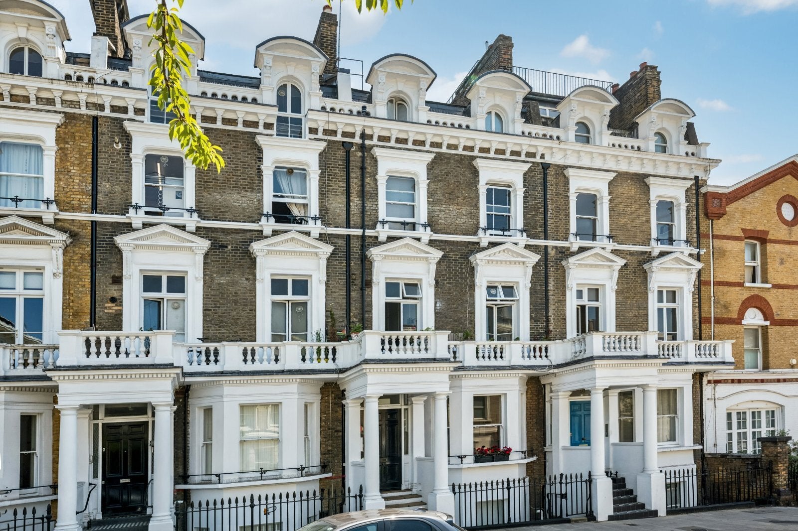 Flat Ladbroke Road in Greater London