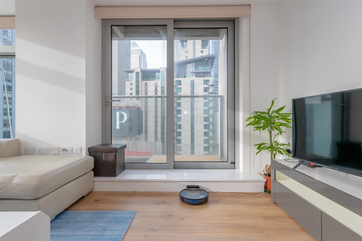 Flat Pan Peninsula Square in Greater London