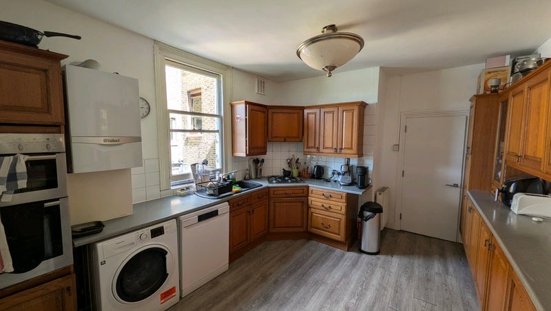 Room Fulham Road in Greater London