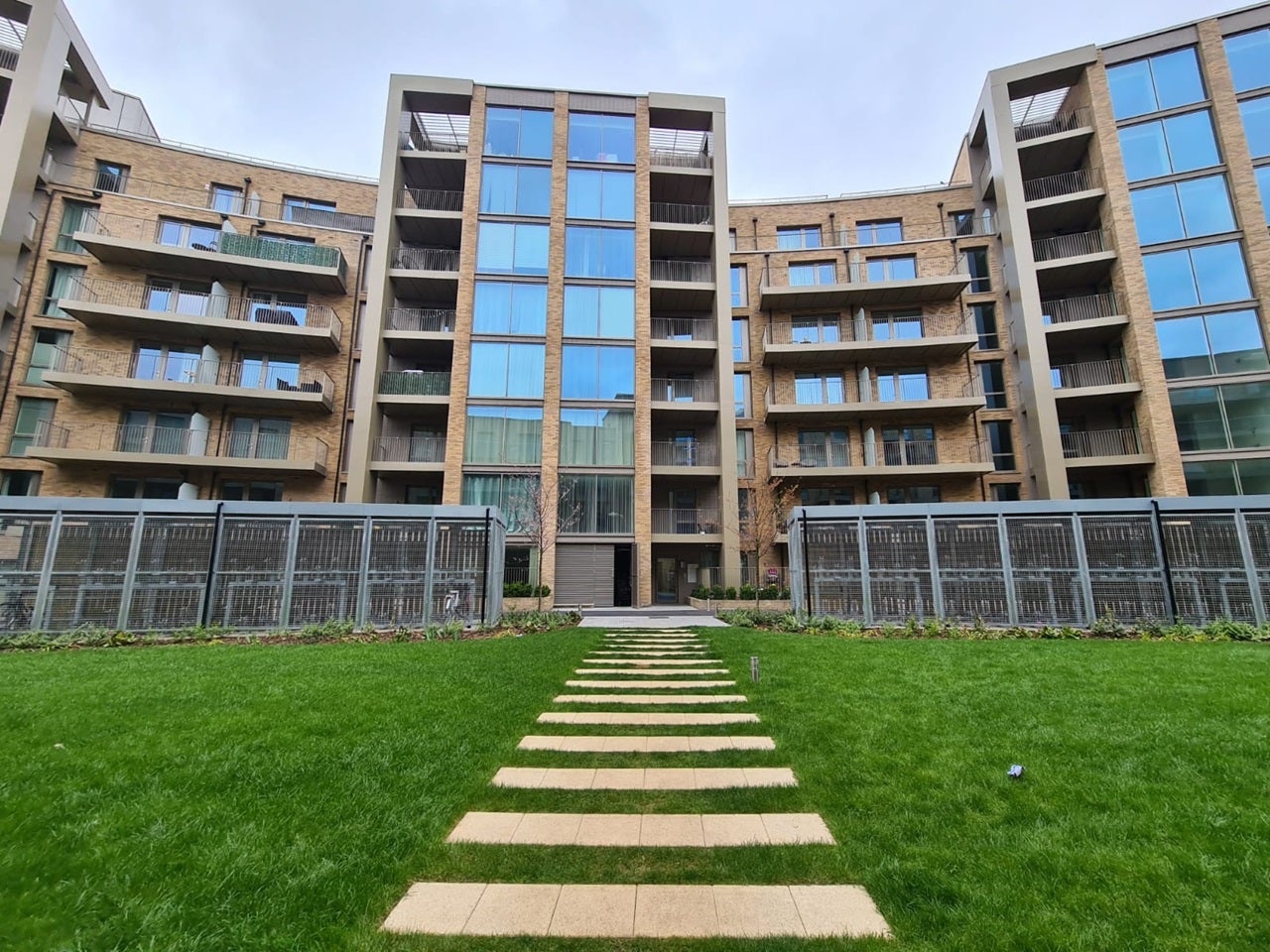 Flat Garnet Place in Greater London