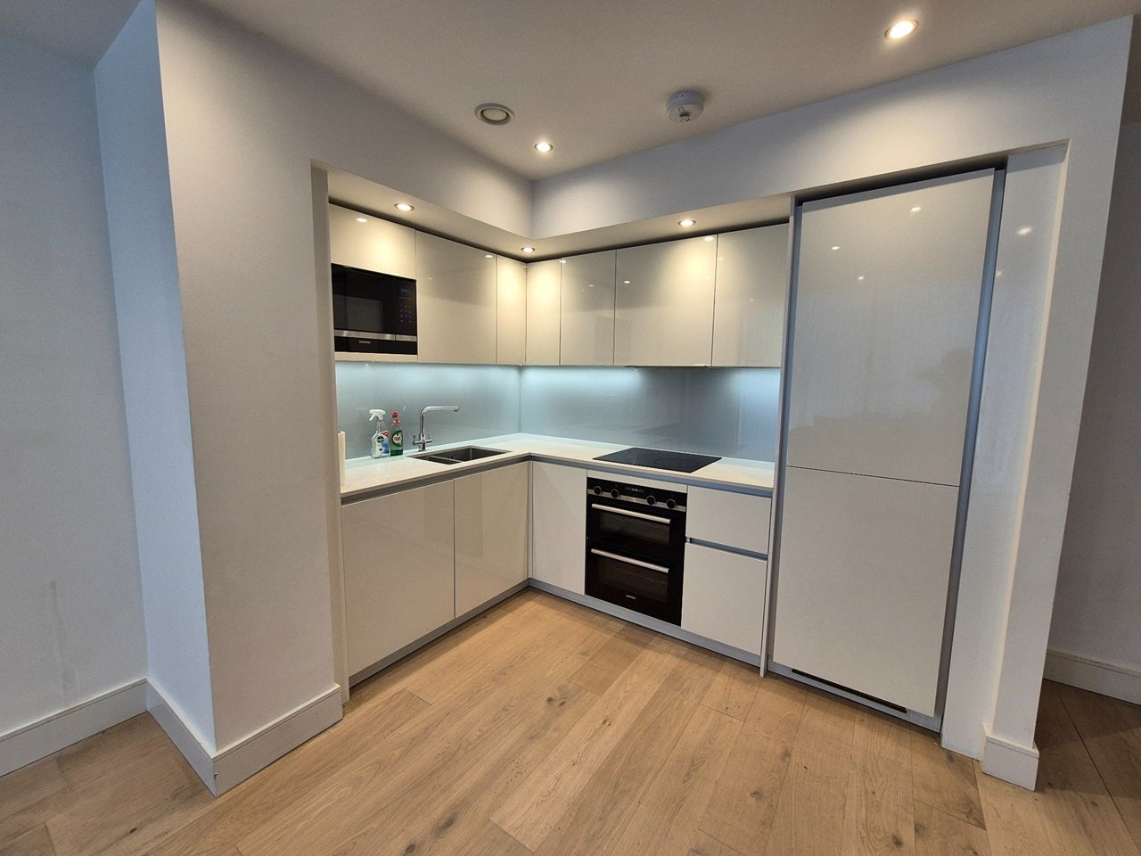 Flat Garnet Place in Greater London