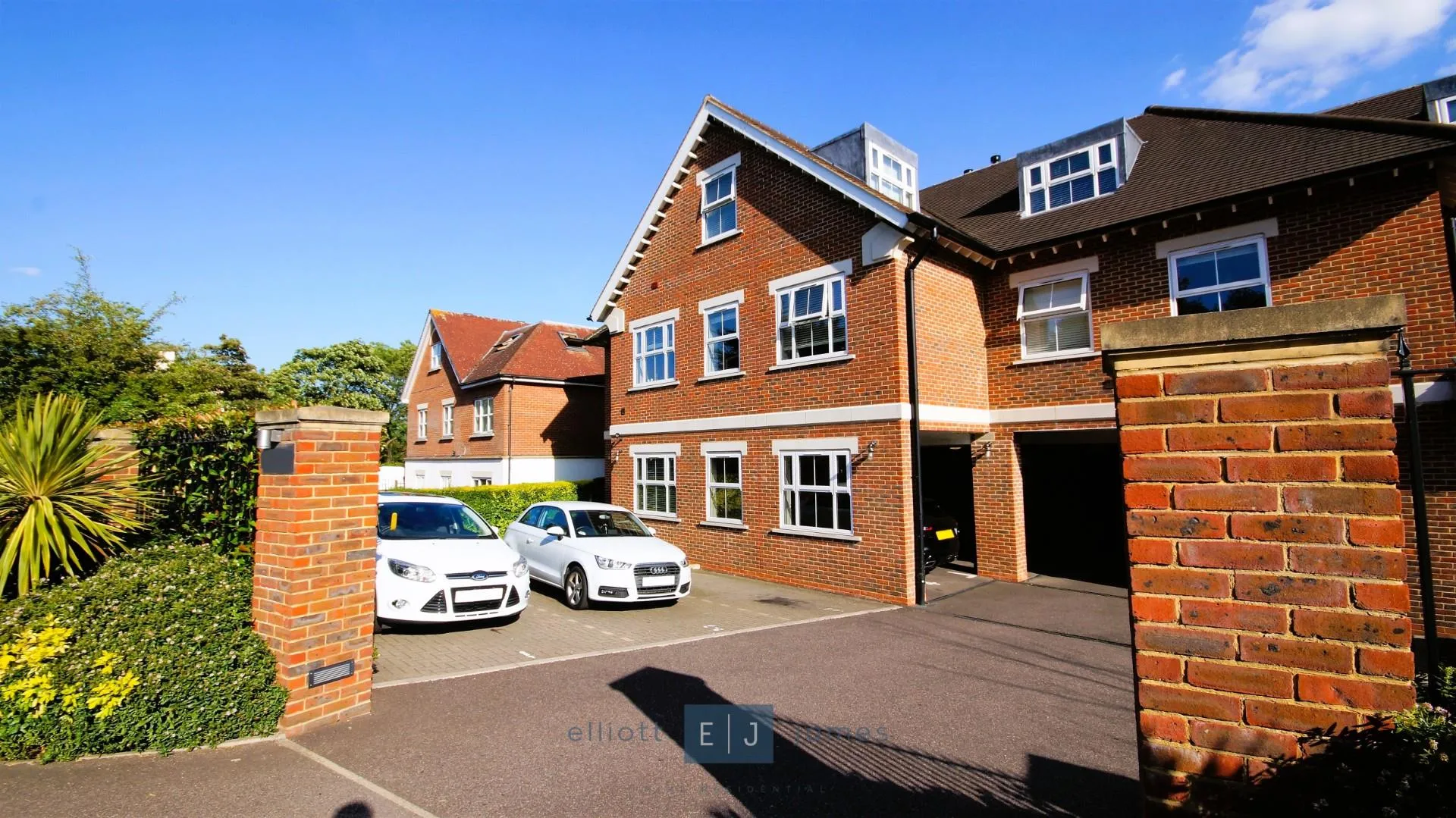 Flat Cassis Court in Epping Forest